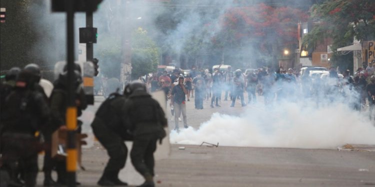Manifestantes bloquean y provocan enfrentamientos en protesta por el arresto del gobernador Luis Camacho en Bolivia