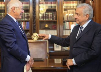 Se reúne AMLO con el embajador Ken Salazar en Palacio Nacional