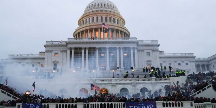 Demandan a Trump por la familia del oficial que murió en el Capitolio hace dos años