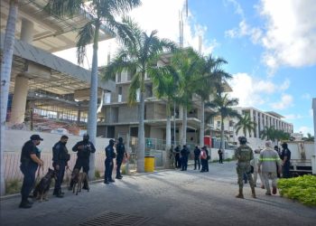 Hallan un arma y drogas en obra de Puerto Cancún