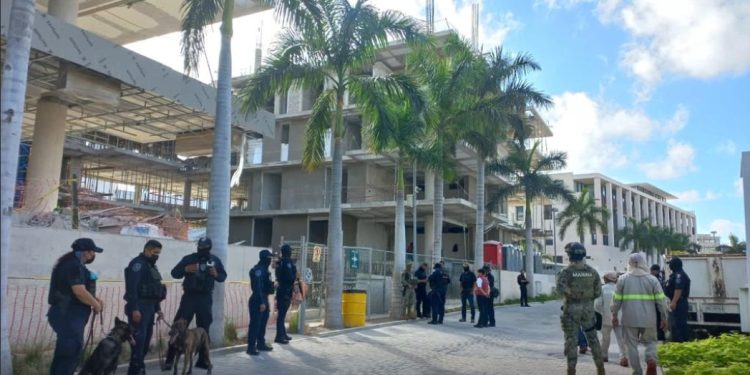 Hallan un arma y drogas en obra de Puerto Cancún