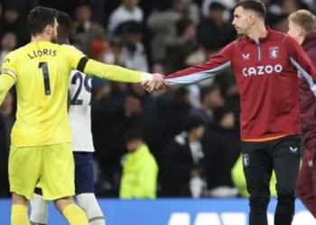 Incomodo saludo entre Dibu Martínez y Hugo Lloris previo al duelo entre Aston Villa y Tottenham