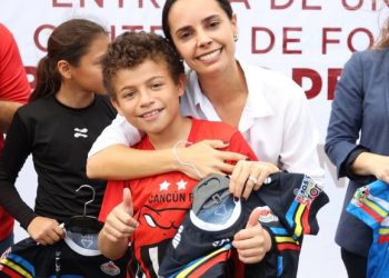 Entrega Ana Patricia Peralta uniformes deportivos a niños y jóvenes