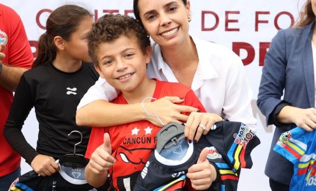Entrega Ana Patricia Peralta uniformes deportivos a niños y jóvenes