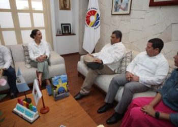 Estrecha Ana Patricia Peralta lazos consulado de Guatemala