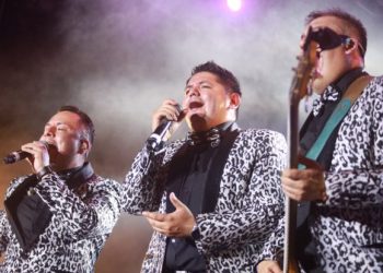 Amplio repertorio musical entonaron Aaron y su grupo Ilusión en Carnaval Cancún