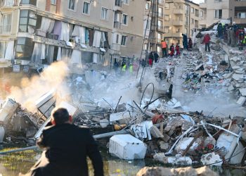 Aumenta a 11 mil la cifra de fallecidos tras sismo en Turquía y Siria