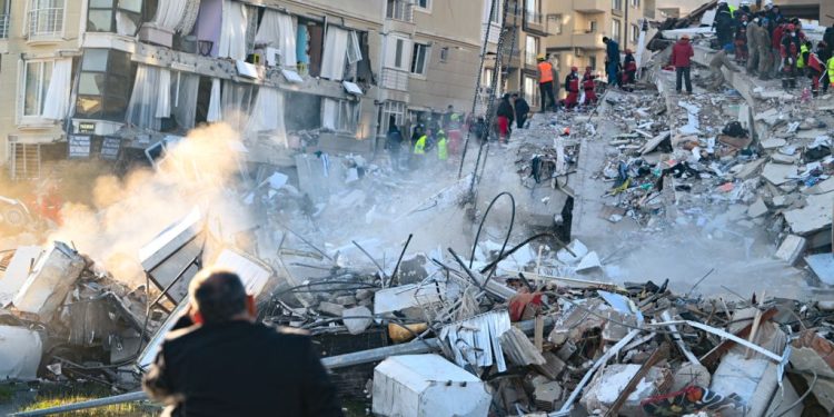 Aumenta a 11 mil la cifra de fallecidos tras sismo en Turquía y Siria