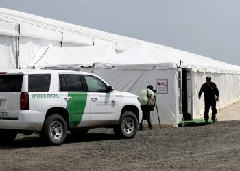 EU instaló carpas en su frontera con México para procesar hasta a 500 migrantes detenidos