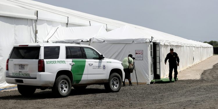 EU instaló carpas en su frontera con México para procesar hasta a 500 migrantes detenidos