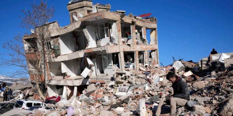 Suman más de 25 mil 400 muertos en Turquía y Siria tras terremoto