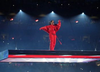 Rihanna inició el show de medio tiempo del Super Bowl LVII