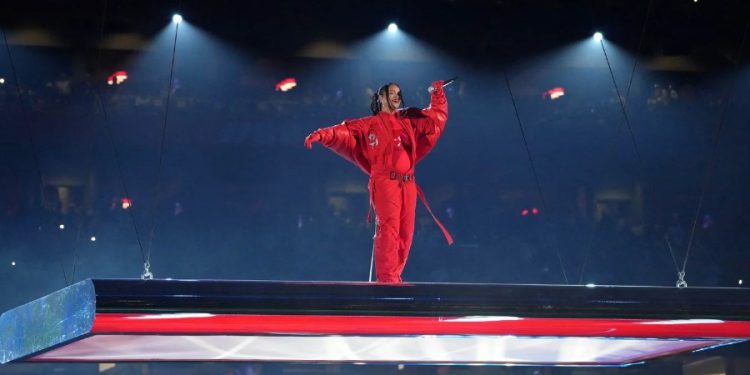 Rihanna inició el show de medio tiempo del Super Bowl LVII