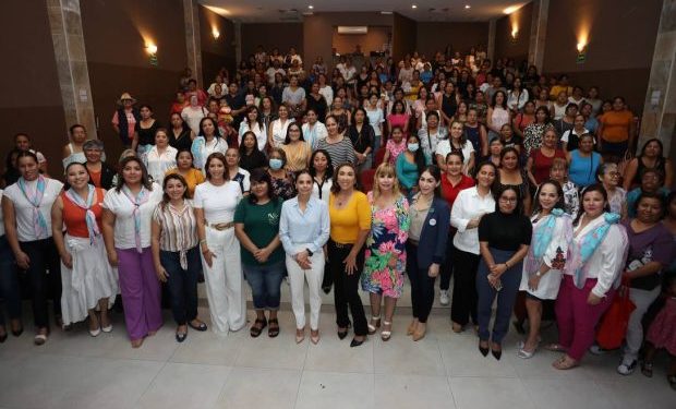 Ana Patricia Peralta toma protesta a integrantes de las redes de mujeres embajadoras por la paz