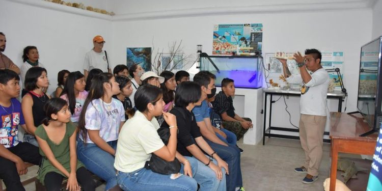 La FPMC recibió a los “Guardianes del Mar de Cozumel” en el laboratorio de corales