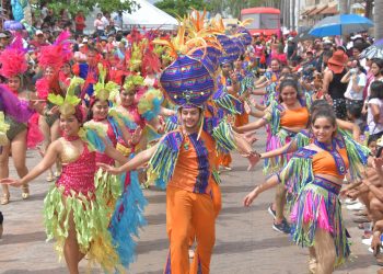 La FPMC invita al “Domingo de Comparsas” 19 años de tradición carnavalera