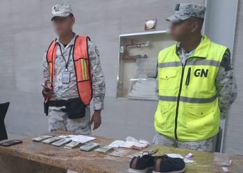 Detienen a pasajero con 61 mil dólares en aeropuerto de Cancún