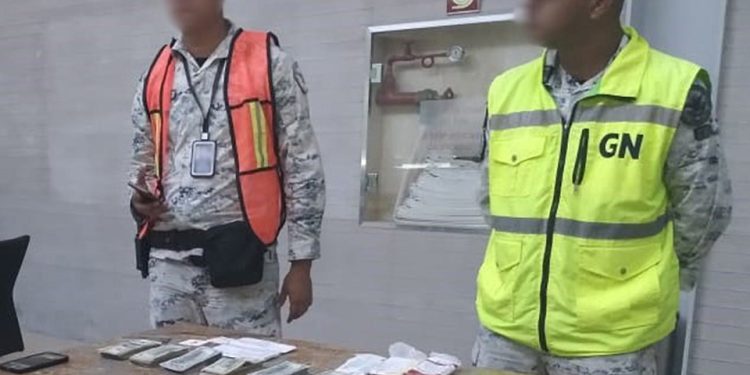 Detienen a pasajero con 61 mil dólares en aeropuerto de Cancún