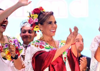 Mara Lezama comparte alegría y diversión en carnaval de Cancún
