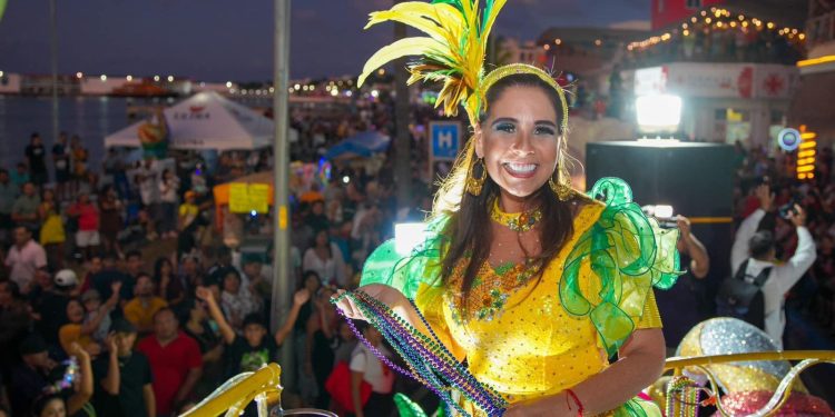 Mara Lezama vive la alegría del carnaval con cozumeleños