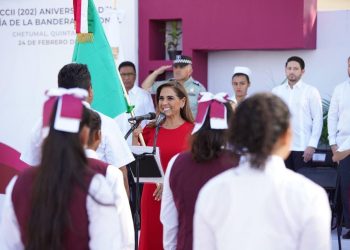Abandera Mara Lezama a escuelas de nueva creación, en Chetumal