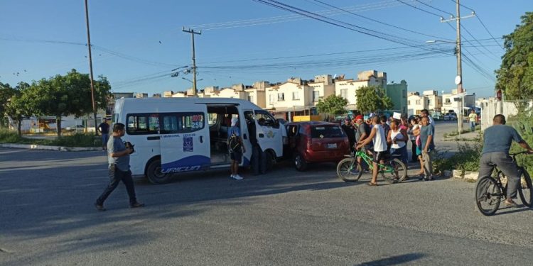 Fuerte accidente automovilístico en la Región 259 de Cancún