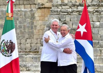 AMLO entrega a Miguel Díaz-Canel la Orden Mexicana del Águila Azteca