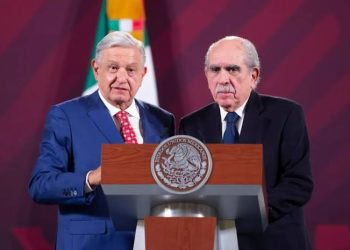 AMLO defiende a Pablo Gómez ante el Poder Judicial por exhibir amparo a Cárdenas Palomino