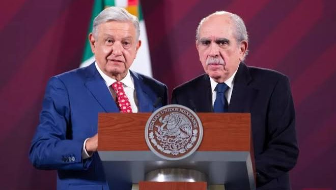 AMLO defiende a Pablo Gómez ante el Poder Judicial por exhibir amparo a Cárdenas Palomino