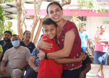 Beneficia Ana Patricia Peralta a 98 personas con prótesis oculares