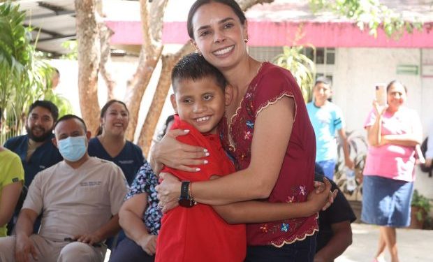 Beneficia Ana Patricia Peralta a 98 personas con prótesis oculares