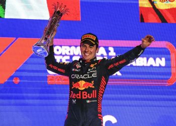 Sergio Pérez redondeó un buen fin de semana y ganó el Gran Premio de Arabia Saudita