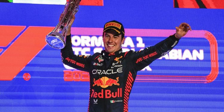 Sergio Pérez redondeó un buen fin de semana y ganó el Gran Premio de Arabia Saudita