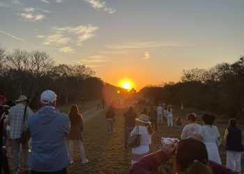 Miles de personas disfrutaron este inicio de la primavera el descenso de Kukulcán en Chichén Itzá y Dzibilchaltún