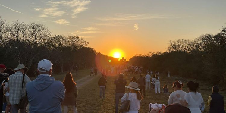 Miles de personas disfrutaron este inicio de la primavera el descenso de Kukulcán en Chichén Itzá y Dzibilchaltún