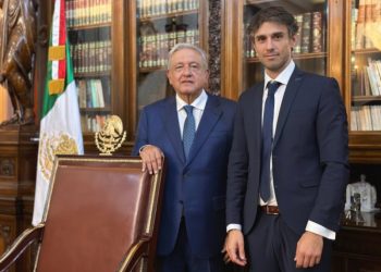 AMLO se reunió con el abogado de Pedro Castillo