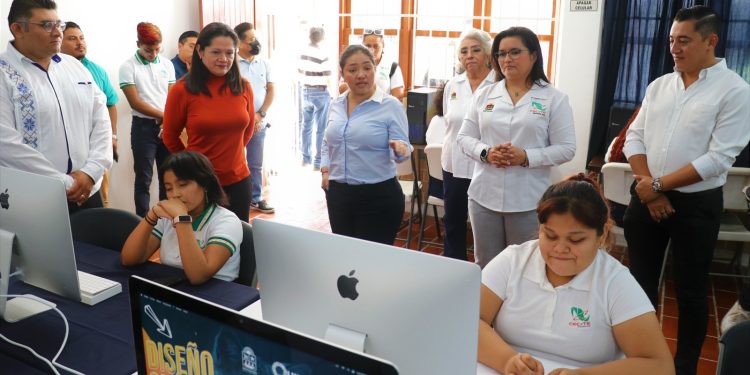 Entregan computadoras en CECyTE Chetumal