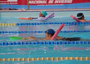 COJUDEQ promueve la natación para adultos mayores