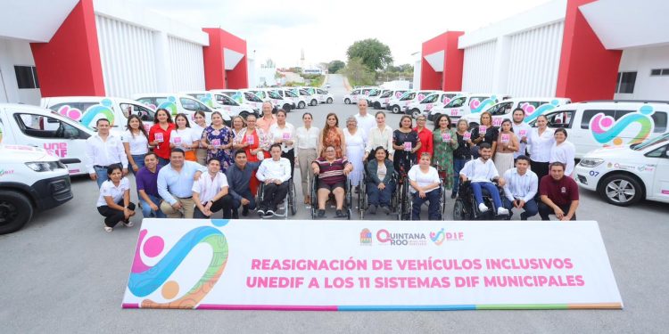 DIF Quintana Roo entrega en comodato vehículos inclusivos a los 11 DIF municipales