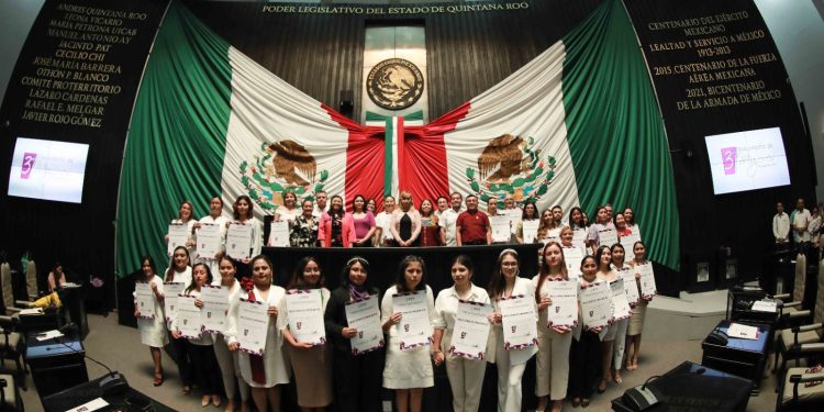 Las 26 integrantes del Parlamento de Mujeres de Quintana Roo expusieron sus propuestas en el Congreso del Estado