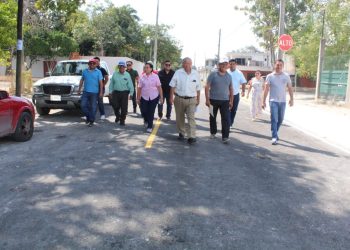 Entrega Mara Lezama repavimentación de calle a vecinos chetumaleños