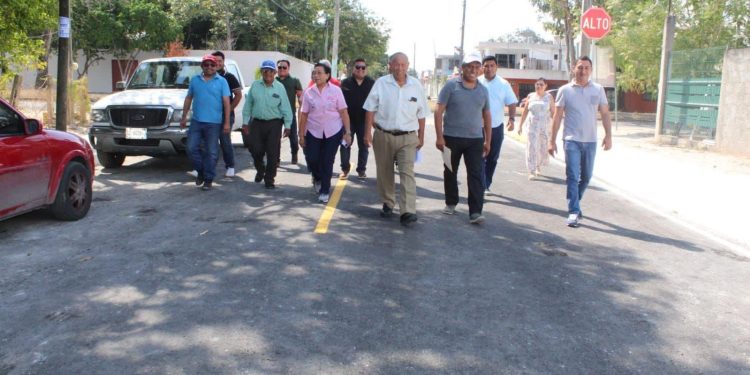 Entrega Mara Lezama repavimentación de calle a vecinos chetumaleños