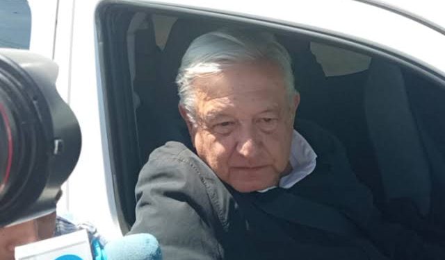 AMLO llega a Ciudad Juárez; migrantes exclaman justicia