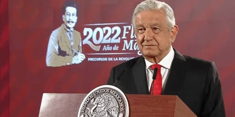 AMLO felicita a las mujeres por el #8M y recomienda manifestarse de manera pacífica, sin violencia