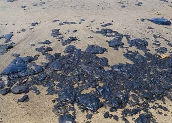 En pleno periodo vacacional reportan presencia de petróleo crudo en las playas paraíso en Tabasco