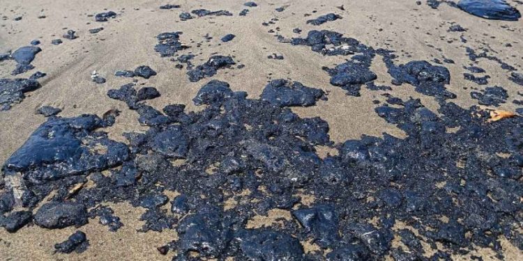 En pleno periodo vacacional reportan presencia de petróleo crudo en las playas paraíso en Tabasco