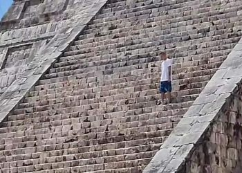 Nuevamente un turista sube a la pirámide de Kukulcán pese a estar prohibido