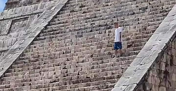 Nuevamente un turista sube a la pirámide de Kukulcán pese a estar prohibido