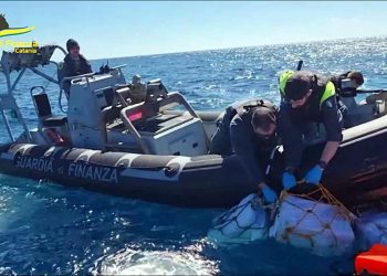 La Policía de Italia halló dos toneladas de cocaína flotando en el Mediterráneo