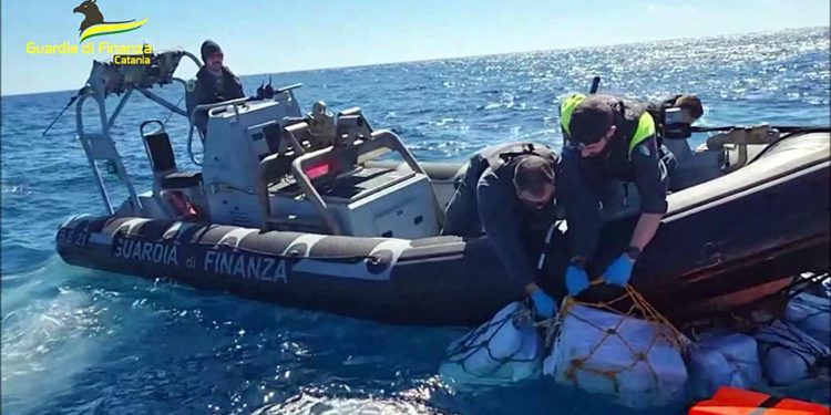 La Policía de Italia halló dos toneladas de cocaína flotando en el Mediterráneo